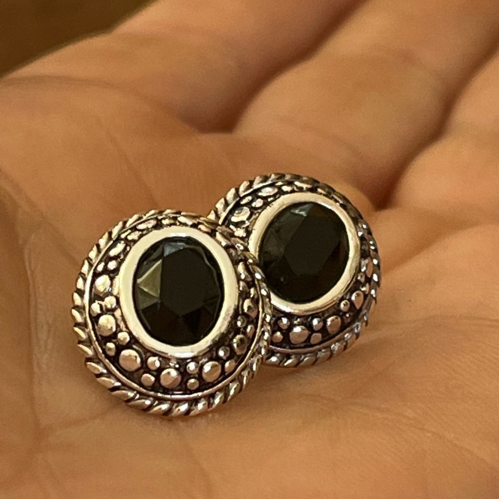 Black and silver studs - Picture 2 of 11
